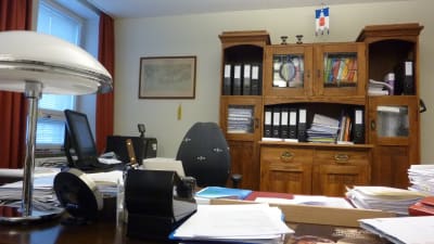 Hangös stadsdirektörs tomma stol och kontor.