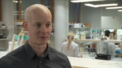 Matti Jalasvuori forskar i virus som dödar bakterier.