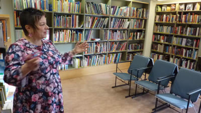 Specialbiblioteksfunktionär och läsambassadör Agneta Möller-Salmela i Hangö bibliotek.