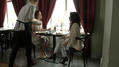 Pia-Maria Lehtola och Tiina Helminen talar om danskt mode på ett café.