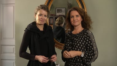 katrin olina och pia-maria lehtola står framför en spegel
