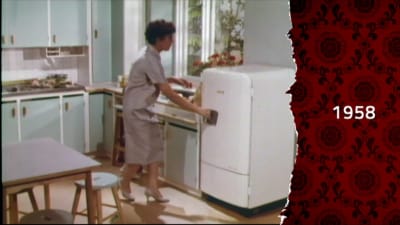 En kvinna öppnar en kylskåpsdörr, 50-talet