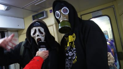 Rapgruppen Likanen Etelä rappar på Y-tåget.