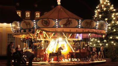Karusell på julmarknad i Tyskland.