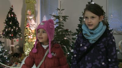 Emilia och Laura har lämnat in sina brev till Christkind.