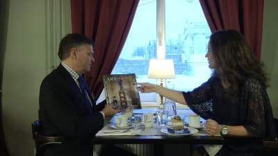 Kenneth Katter och Pia-Maria Lehtola sitter vid ett cafébord