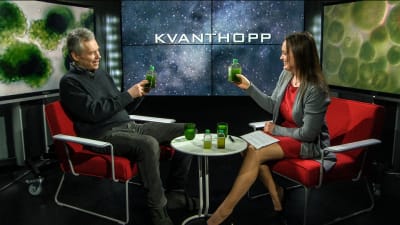 Professor Martin Romantschuk besökte Kvanthopps webbstudio och tog med sig ett antal algprover. Till höger redaktör Ulrica Fagerström.