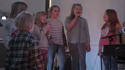 Barnen sjunger i kyrkan.