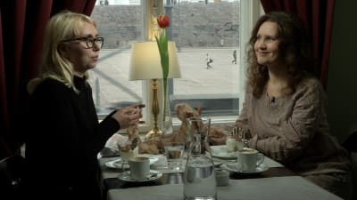 Carolina Forss och Pia-Maria Lehtola sitter på ett café och diskuterar mode.