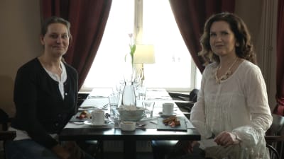 Anna Hackman och Pia-Maria Lehtola sitter på ett café.