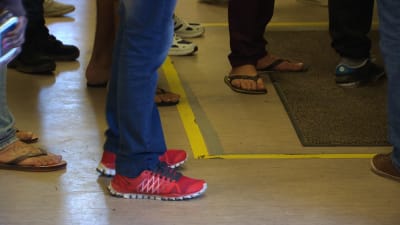 asylsökande, bild på fötter tossor och sandaler