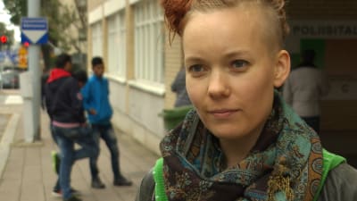 Närbild på studerande Ylva Perera utanför polisstationen