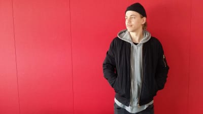 Tony Lagerström gör musik i sitt sovrum i Smedsby