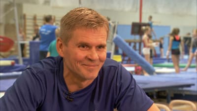 Gymnastiktränaren Mati Kirmes i träningssalen i Esbo, april 2016