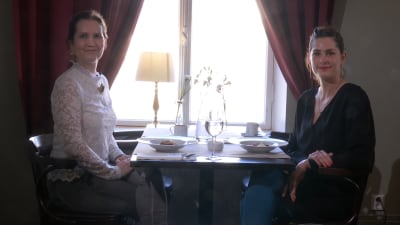 Pia-Maria Lehtola sitter med Marije Vogelzang på ett café.