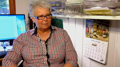 Gerd Mattsson-Turku framför datorn