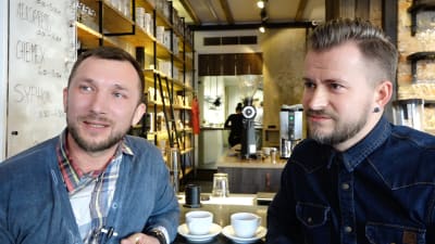 Mārtiņš Skarbais och Ancis Romanovskis i Lettland på Rocket Bean Roastery i Riga.