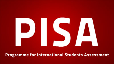 PISA som text, vit text på röd bakgrund
