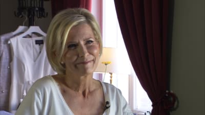 Modeskaparen Tarja Rantanen sitter på ett café.