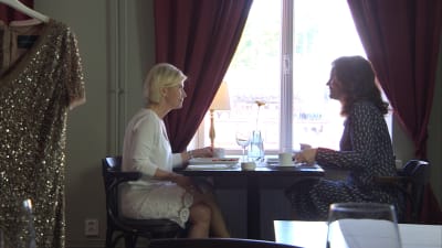 Tarja Rantanen samtalar med Pia-Maria Lehtola på ett café.