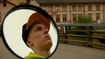 Jonni Blomqvist syns i spegeln på cykeltaxin