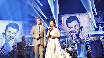 Tangon kruunaamattoman kuninkaan tunnetuimmat laulut huippusolistien esittäminä. Juontajina Anna-Liisa Tilus ja Kyösti Mäkimattila.