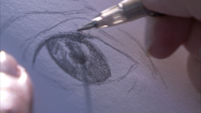 närbild av en blyertspenna som tecknar ett öga
