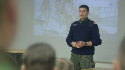 Militär person i undervisar i klass