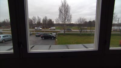 bilarna kör bara förbi fönstret