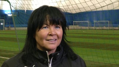 Tillslagstränaren Eija Feodoroff i närbild inne i en fotbollshall.