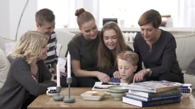 Joy och Ida Cedercreutz tittar på foton med Maria och barnen.