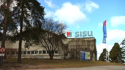sisu logo och sisuflagga på fabriksbyggnad
