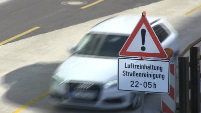 Trafikmärke med tysk text.
