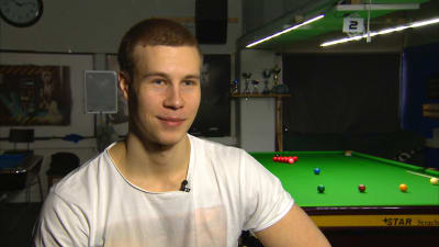 Snookerspelaren Heikki Niva i Espoon Biljardikerhos sal.