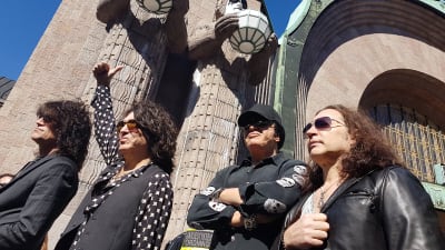 Bandet Kiss besökte Helsingfors centralsstation före konserten i Helsingforsarenan den 4 maj 2017.