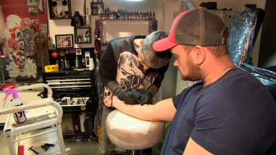 Tusentalspersoner i Manchester har skaffat en bi-tatuering.
