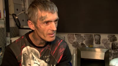 Tatueraren Paul har gjort hundratals bi-tatueringar.