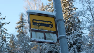 Luminen linja-autopysäkki Tampereella.
