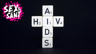 block med bokstäver som bildar orden hiv och aids på en svart bakgrund