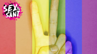 en hand som visar peace märket med fingarna under ett halv genomskinligtlager av regbågens olika färger