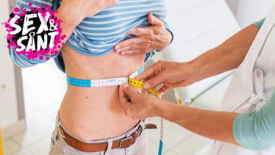 en flicka som är hos en doktor som mäter hennes midja med ett måttband
