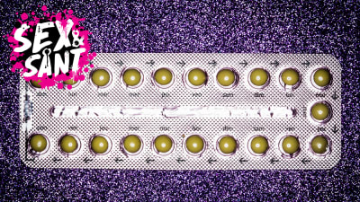 ett p-piller paket som ligger på en lila bakgrund