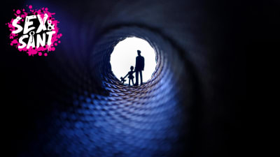en animerad bild med ett barn och en man i ändan av en mörk tunnel