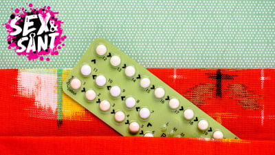 ett paket av p-piller på ett färggrannt underlag