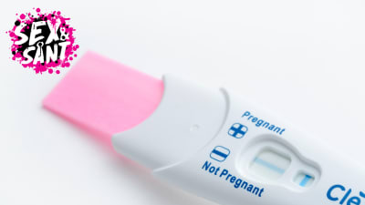 ett graviditetstest på en vit bakgrund