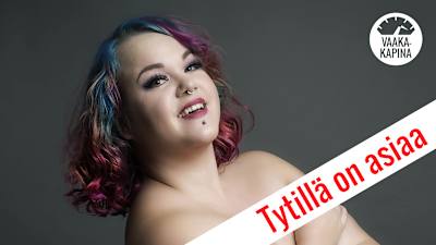 Toimittaja Tytti Shemeikka poseeraa Tytillä on asiaa -kolumnikuvassa