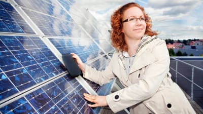 Professor Hele Savin lutar sig mot solpanel.