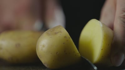 potatis skärs upp