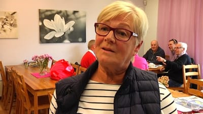 kvinna på café