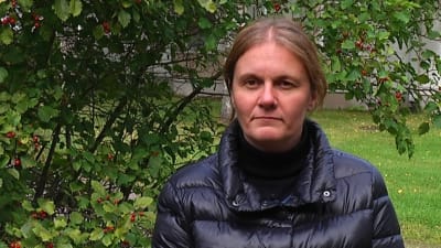 kvinna vid buske